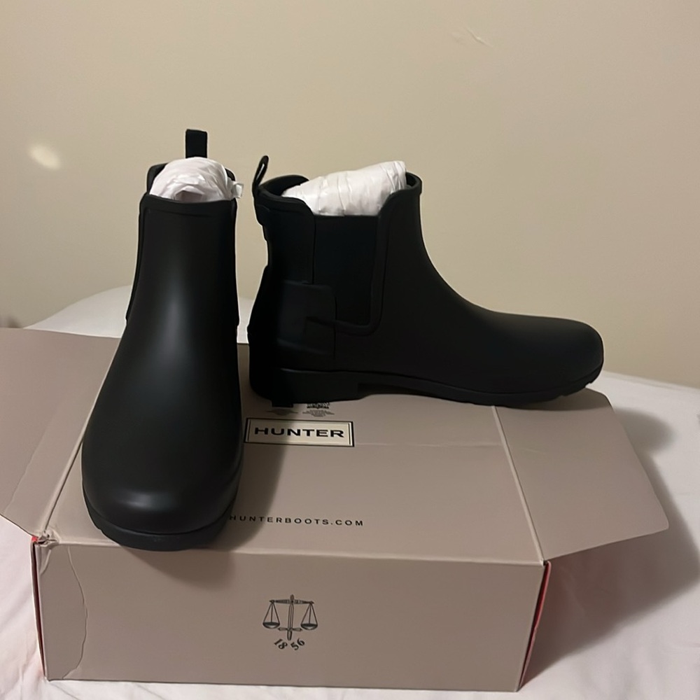 HUNTER Refined Dark Sole Chelsea boots.